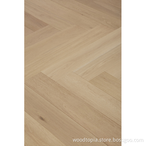Lantai kayu herringbone dengan permukaan yang disikat